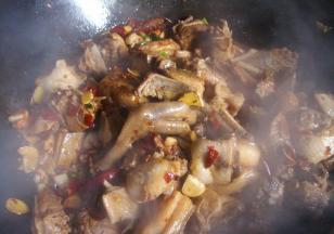 鹅肉炒变色后，锅中加入适量的清水，放适量的食盐大火煮开后转小火焖汁，撒上葱花关火出锅