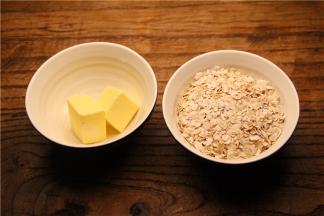 备好原料， 虾洗净，去须，去泥肠