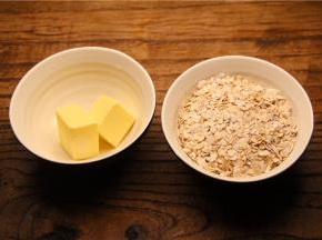 备好原料， 虾洗净，去须，去泥肠