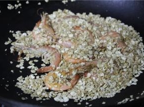 将虾与燕麦混合翻炒
