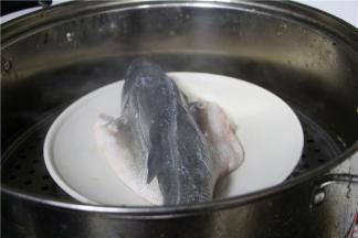 事先处理好鲈鱼，然后放入锅中将其蒸上7分钟就可以了