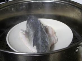 事先处理好鲈鱼，然后放入锅中将其蒸上7分钟就可以了
