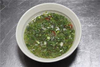 另外酱汁是关键。将根据口味加入小米辣末。香菜末，蒜末，盐，鱼露，青柠汁混合，最后把酱汁林道蒸熟的鲈鱼上就大功告成了。