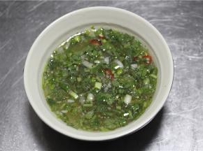 另外酱汁是关键。将根据口味加入小米辣末。香菜末，蒜末，盐，鱼露，青柠汁混合，最后把酱汁林道蒸熟的鲈鱼上就大功告成了。