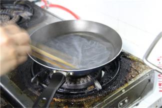 放入一张干春卷皮过水，使其变软