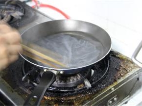 放入一张干春卷皮过水，使其变软