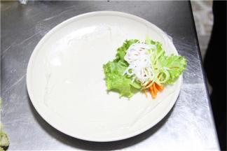 然后依次码好生菜，红萝卜丝，粉条，韭菜