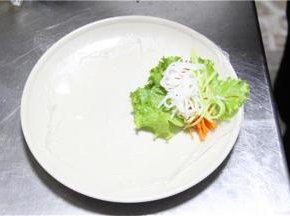 然后依次码好生菜，红萝卜丝，粉条，韭菜