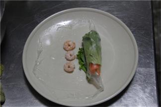 然后卷到一半，再码好三个虾仁