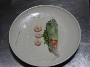 然后卷到一半，再码好三个虾仁