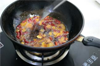 准备炒锅，倒油，先加香料，爆炒，去掉药味，再加入之前准备好的辅料：葱姜蒜、干红辣椒，豆瓣酱，等爆炒出香味。