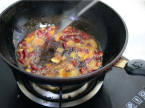 准备炒锅，倒油，先加香料，爆炒，去掉药味，再加入之前准备好的辅料：葱姜蒜、干红辣椒，豆瓣酱，等爆炒出香味。