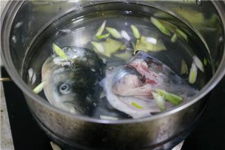 左边的水锅先倒入鱼头，略煮2分钟，等水开。