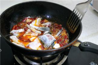 把鱼骨同香料一起翻炒出香，稍后加入肥肠翻炒。