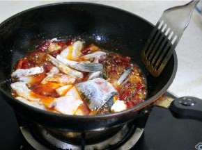 把鱼骨同香料一起翻炒出香，稍后加入肥肠翻炒。