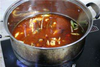 把鱼骨同香料一起翻炒出香，稍后加入肥肠翻炒。