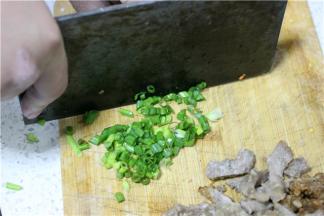 这时候可以准备香菜和葱了，将葱切成小块。