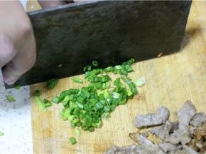 这时候可以准备香菜和葱了，将葱切成小块。