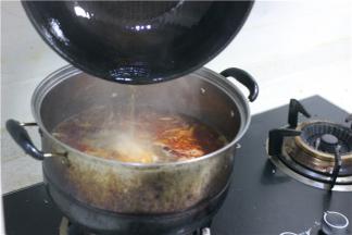 然后就是煎油，把滚油淋在干辣椒上，这是很重要的一步喔~！ 