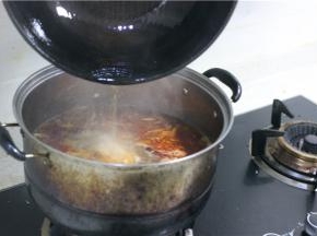 然后就是煎油，把滚油淋在干辣椒上，这是很重要的一步喔~！ 