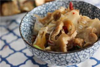 几分钟后鱼熟了，然后铺上芹菜叶，香菜，红辣椒粉，即可