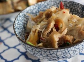 几分钟后鱼熟了，然后铺上芹菜叶，香菜，红辣椒粉，即可