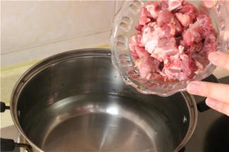 排骨切成块。将血沫洗干净。糯米洗净泡一会，​排骨下冷水锅大火煮沸。