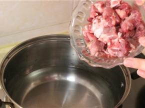 排骨切成块。将血沫洗干净。糯米洗净泡一会，​排骨下冷水锅大火煮沸。