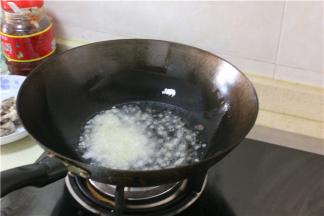 排骨煮三分钟后片可以捞起来了，此时，炒锅中倒油烧热，下葱白、姜片、葱粒、洋葱丁煸炒出香