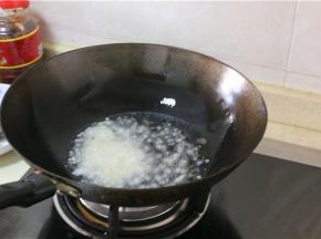 排骨煮三分钟后片可以捞起来了，此时，炒锅中倒油烧热，下葱白、姜片、葱粒、洋葱丁煸炒出香