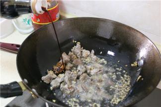 把刚才的排骨放入锅中翻炒，再加些​​白糖，老抽（稍微多些）和耗油