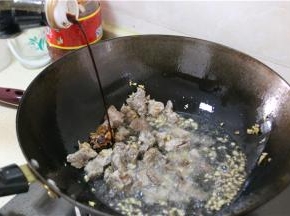 把刚才的排骨放入锅中翻炒，再加些​​白糖，老抽（稍微多些）和耗油