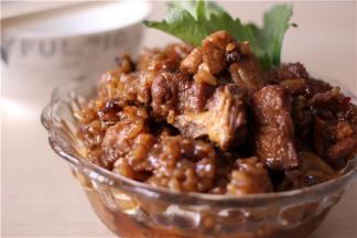 炒匀下入八角，桂皮，香叶兑入清水中火炖煮20分钟，在泡好的糯米中加入食盐调味，加入排骨倒入滤去调料的排骨汤。用电饭煲煮熟即可！