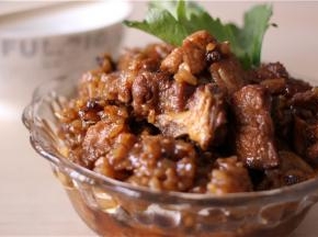 炒匀下入八角，桂皮，香叶兑入清水中火炖煮20分钟，在泡好的糯米中加入食盐调味，加入排骨倒入滤去调料的排骨汤。用电饭煲煮熟即可！