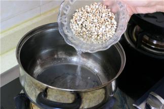 薏仁淘洗干净，倒入砂锅
