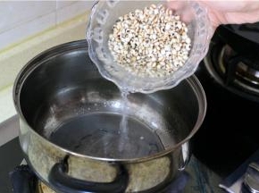 薏仁淘洗干净，倒入砂锅
