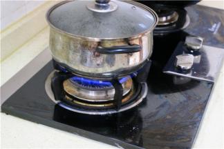 添适量清水，大火烧开，小火慢煮半小时

