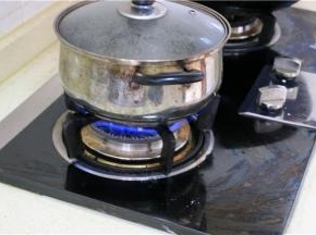 添适量清水，大火烧开，小火慢煮半小时

