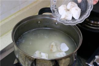 倒入淘好的大米，倒入山药，继续煮至粥粘稠