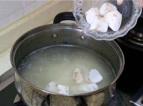 倒入淘好的大米，倒入山药，继续煮至粥粘稠