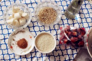 准备好食材，山药去皮、切丁
