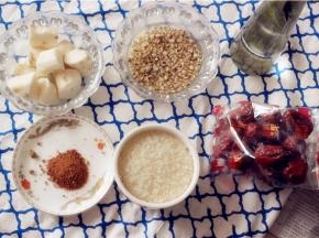 准备好食材，山药去皮、切丁
