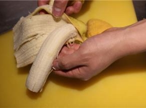 将香蕉剥皮，切成块。