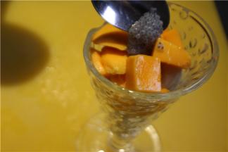 倒入已经煮好的西米露。