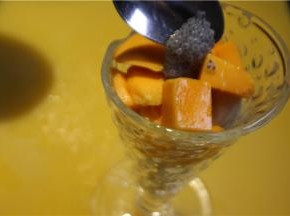 倒入已经煮好的西米露。