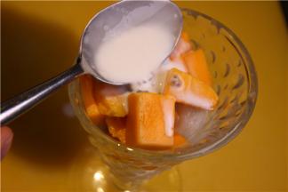 倒入牛奶和椰汁中，加入少许糖，搅拌均匀。