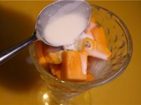 倒入牛奶和椰汁中，加入少许糖，搅拌均匀。