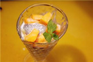 现在将芒果西米露放进冰箱冷藏一下，这样吃起来效果会更佳，十五分钟后从冰箱取出，放几片薄荷叶在上面就可以尽情享用啦！