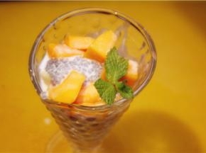 现在将芒果西米露放进冰箱冷藏一下，这样吃起来效果会更佳，十五分钟后从冰箱取出，放几片薄荷叶在上面就可以尽情享用啦！