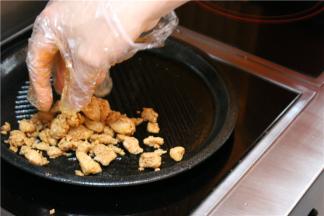 鸡脯肉解冻，鸡脯肉要提前腌制好（用盐、胡椒粉、生抽、白糖、鸡精腌制），两面撒干淀粉，平底锅烧热，倒入少许橄榄油（色拉油），将鸡脯肉煎至两面金黄